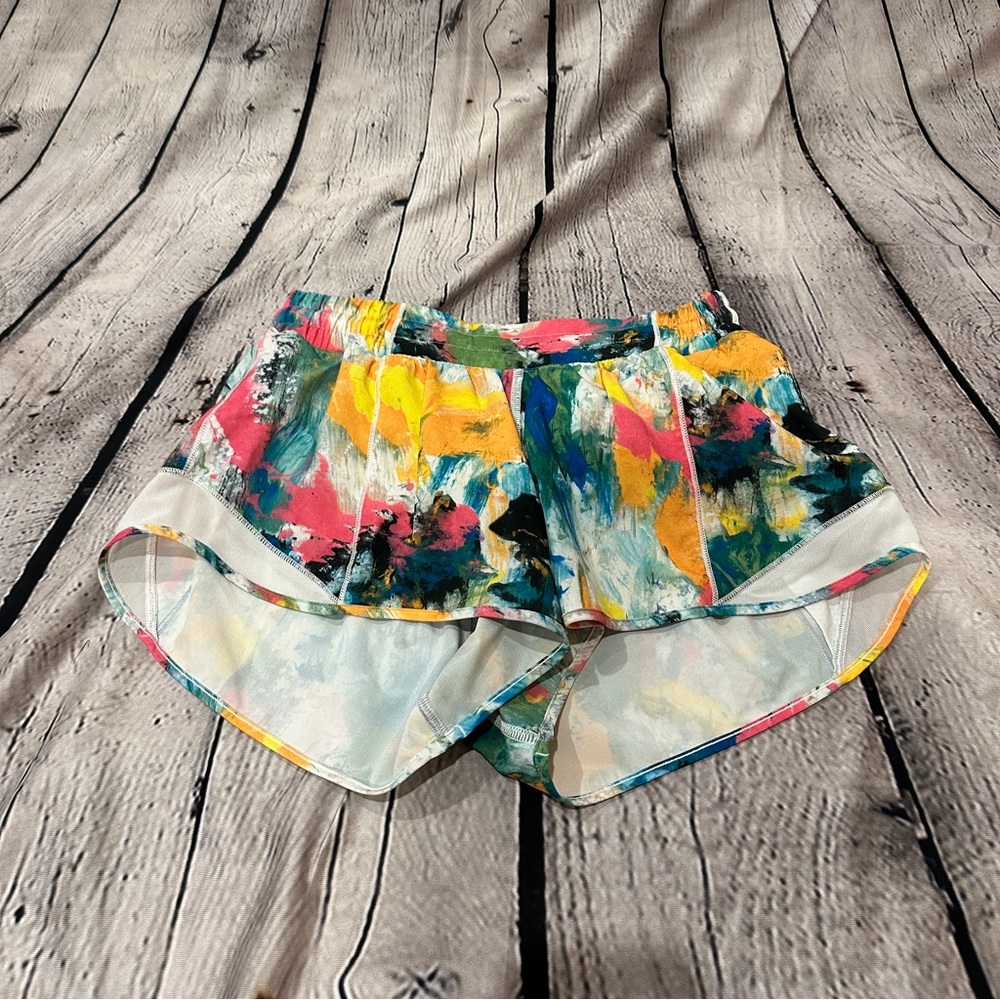 Lululemon Hotty Hot 2.5 Inch size 6